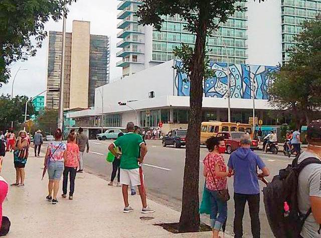 Calle 23, frente a Coppelia
