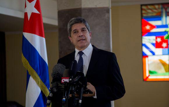 Carlos Fernández de Cossío, director general de Estados Unidos de la Cancillería de Cuba, en rueda de prensa.