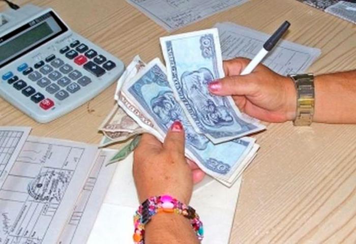 Persona contando dinero