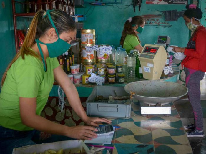 personas en un mercado, diferentes productos, mujer sacando cuentas.