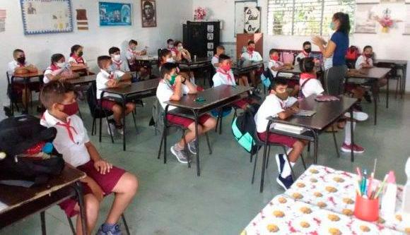 Niños en una escuela en cuba, covid-19