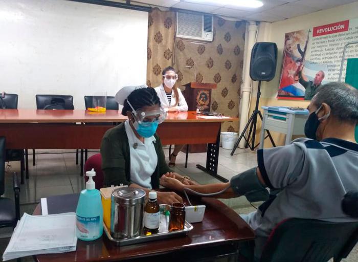 Equipo médico que trabaja en la Fase II B del candidato vacunal Soberana 02 que se aplica desde este 18 de enero en el área de salud 19 de Abril del Consejo Popular Plaza de la Revolución
