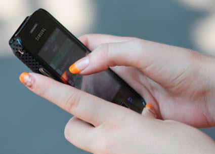 Persona con un teléfono celular