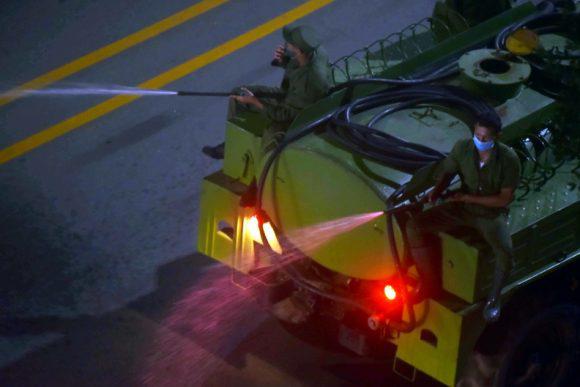 Desinfectan calles de La Habana para enfrentar la COVID-19 (+ Fotos) 