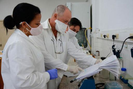 Científicos cubanos