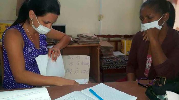 Mujeres trabajando en una oficina