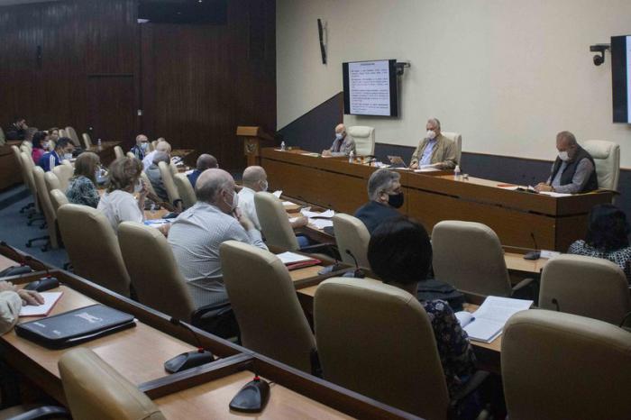 Llama Presidente cubano a revisar enfrentamiento a la pandemia en La Habana
