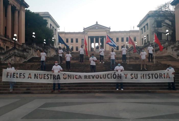 La colina universitaria no ha perdido sus luces este 27 de enero. Las luces de Martí en cada universitario