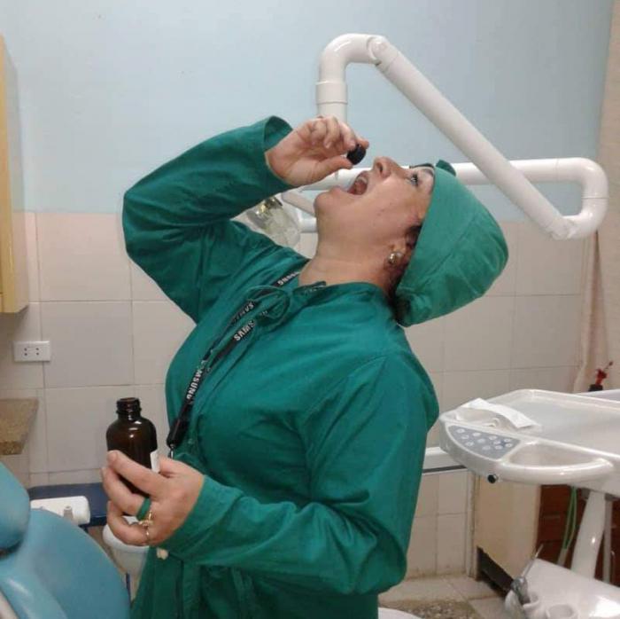 Una doctora tomando el medicamento