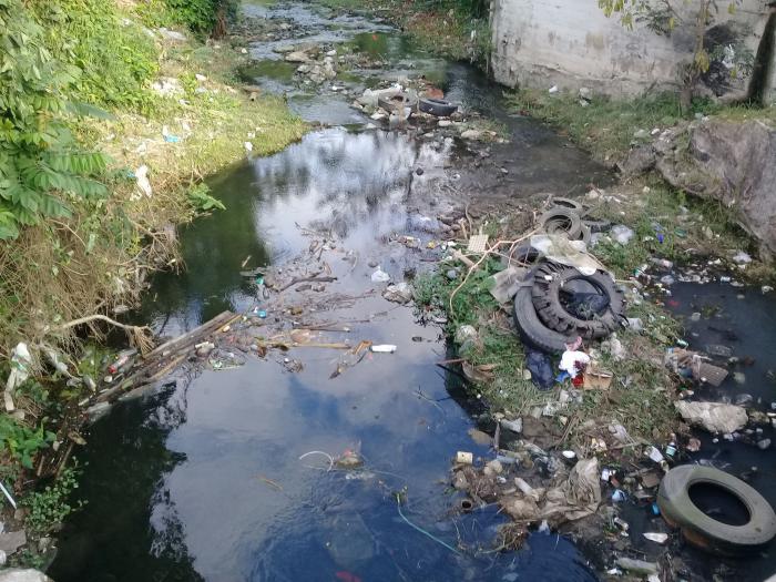 violaciones en los causes de los ríos, llenos de basura