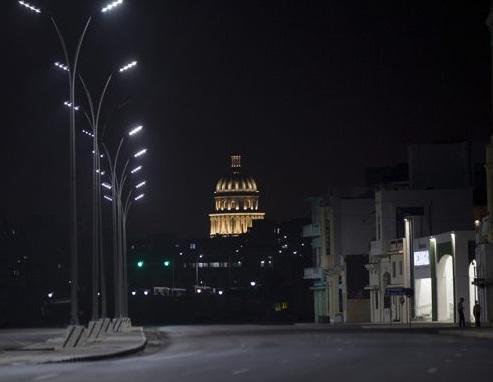 La Habana de noche, al fondo se observa el capitolio 