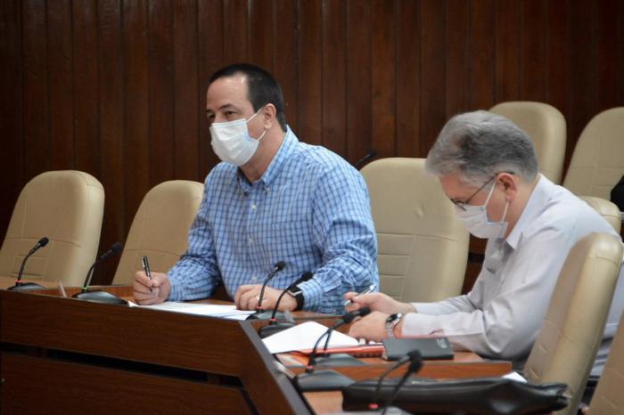 exhorta el Presidente de la República, Miguel Díaz-Canel Bermúdez, a perfeccionar las labores de prevención y con-trol, en la reunión sabatina del Grupo temporal para el en-frentamiento a la pandemia. Asiste el Segundo Secretario del Partido Comunista, José Ramón Machado Ventura