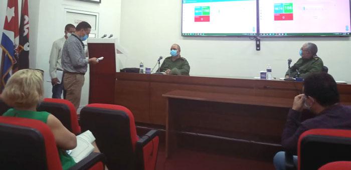 Eliseo Corona Castellanos en sesión del Consejo de Defensa Provincial