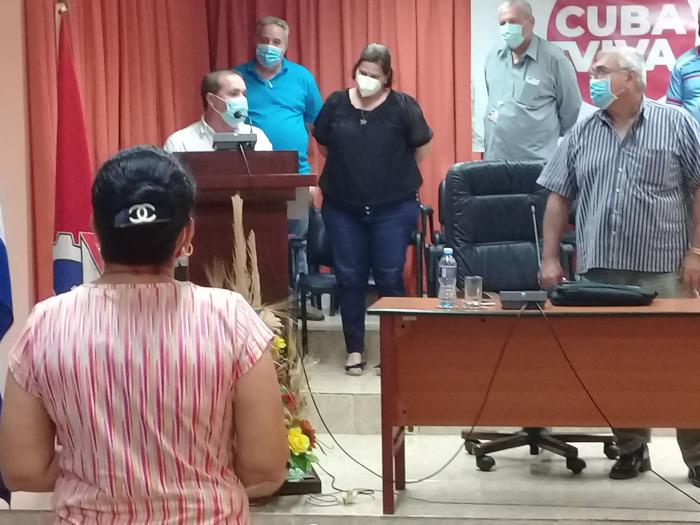 Misael Rodríguez Llanes Misael, al micrófono, nuevo secretario general del Sindicato Nacional de los Trabajadores de la Construcción (SNTC).