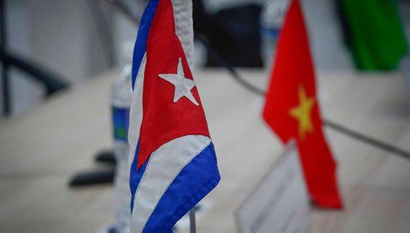 Banderas de Cuba y Viet Nam