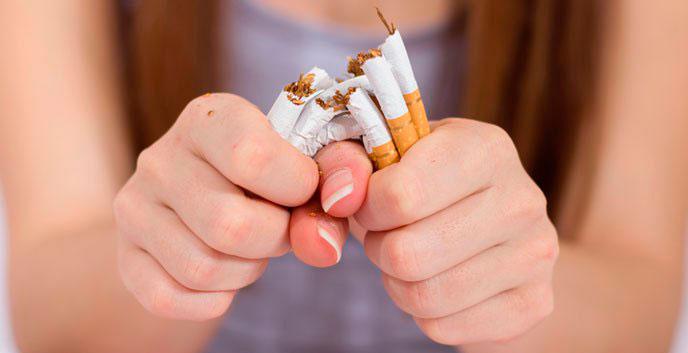 mujer rompiendo cigarros.