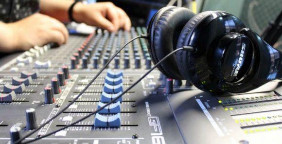 Equipos para trabajar en la radio y unos audífonos