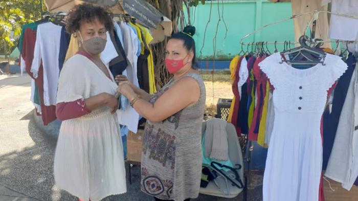 Ofertas artesanales en el centrico parque El Quijote