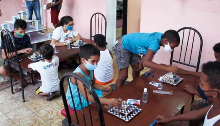 Niños jugando juegos de mesa