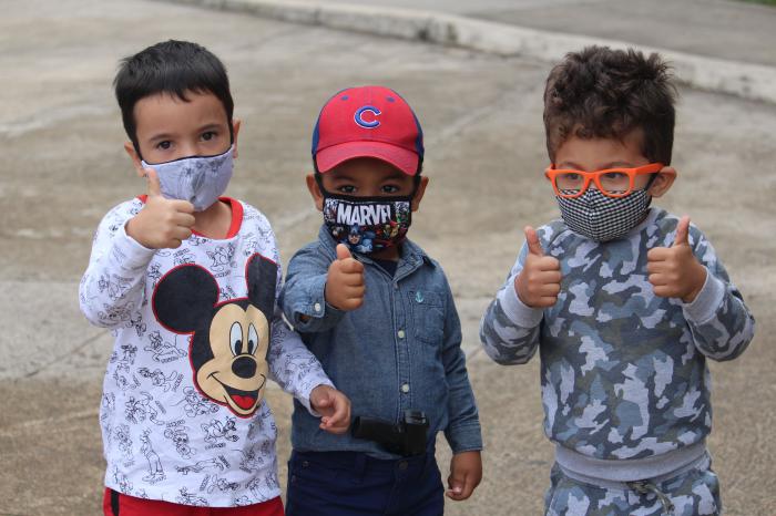niños con nasobuco