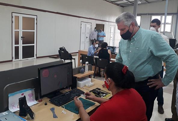 Visita Díaz-Canel centro de innovación y desarrollo del Grupo de la Electrónica en La Habana