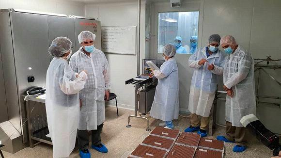 Presidente cubano destaca avances en la producción de Soberana 02