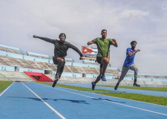 Atletas cubanos vuelven al campo y pista