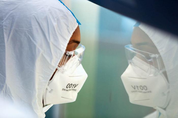 Una doctora con el traje de protección contra la covid-19