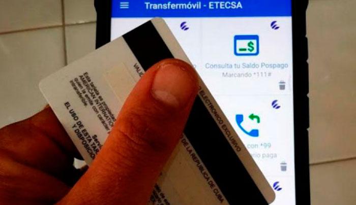 persona con tarjeta mágnetica en mano