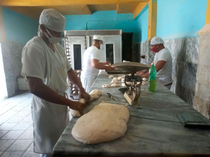 panaderos haciendo el pan