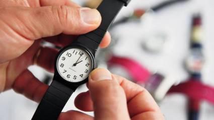 Reloj de pulsera indicando la 1a.m.