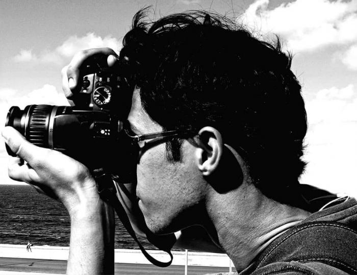 Alain Cabrera con una cámara fotográfica