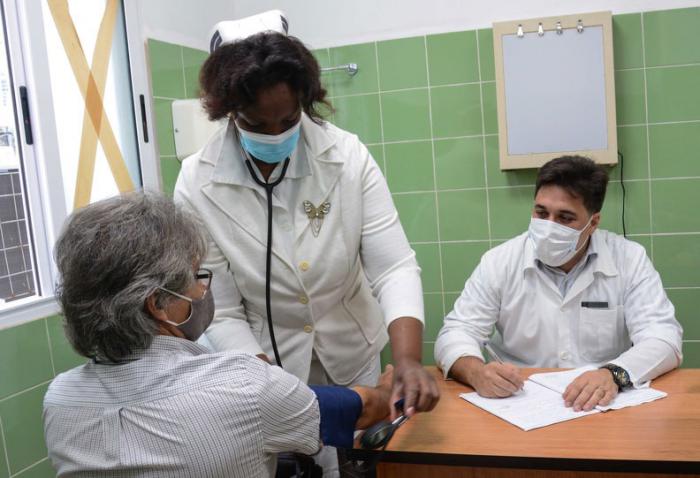 Enfermea y doctor atendiendo a un paciente de covid-19