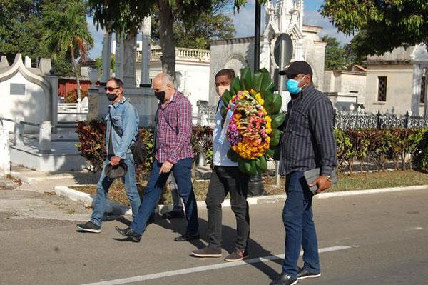 Peregrinación de periodistas habaneros a la tumba de Juan Gualberto Gómez