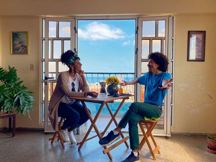 Adriana Heredia entrevista a Erick Jon