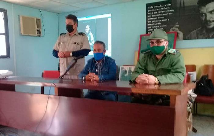 Intercambian ex agentes de la Seguridad del Estado