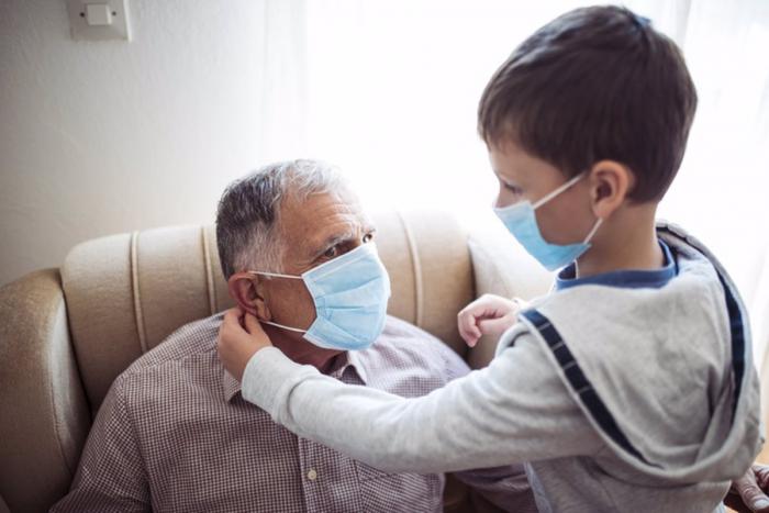 Por mayor responsabilidad de la familia ante la Covid 19

Las personas de edad avanzada previsiblemente están siendo uno de los colectivos más afectados por esta pandemia de coronavirus y es que deben ser muy cuidadosos porque son población de riesgo. Esto significa que deben medir sus movimientos, y a la vez intentar seguir con su vida de la forma más normal posible.

SALUD
VLADA_MAESTRO