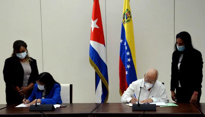 vice primer ministro cubano Ricardo Cabrisas y la vicepresidenta ejecutiva de Venezuela, Delcy Rodríguez.  Firman Cuba y Venezuela nuevos acuerdos de cooperación intergubernamental 