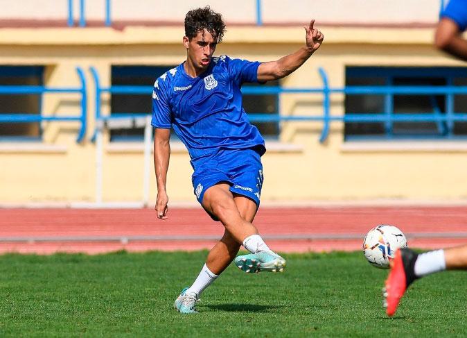 Uno de los convocados es el defensor habanero Carlos Vázquez, quien se desempeña en el club Navalcarnero, de la Segunda División B de España. 