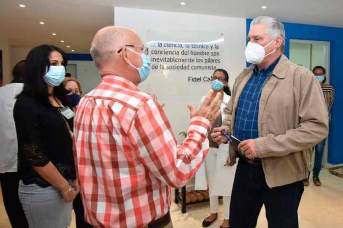 El Presidente de la República, Miguel Díaz-Canel Bermúdez, visitó este jueves el Centro de Investigación y Desarrollo de la Construcción