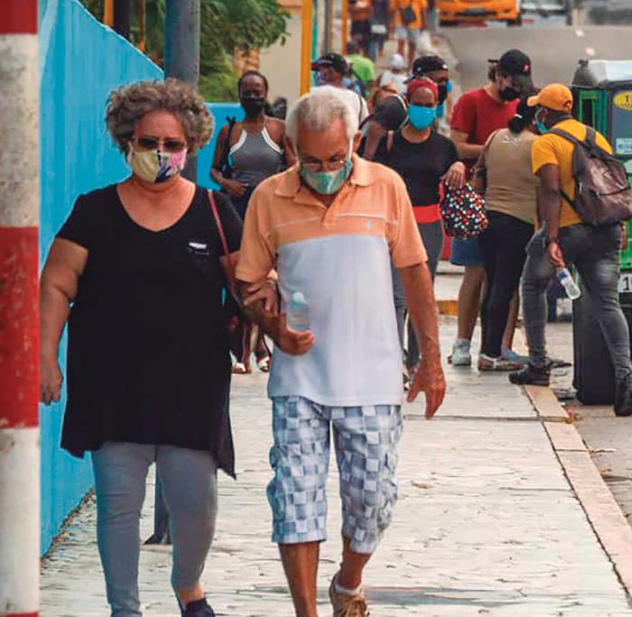 Personas en la calle la habana, nasobuco