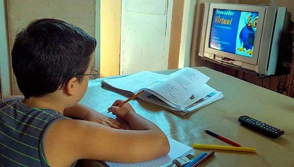 niño estudiando en su casa