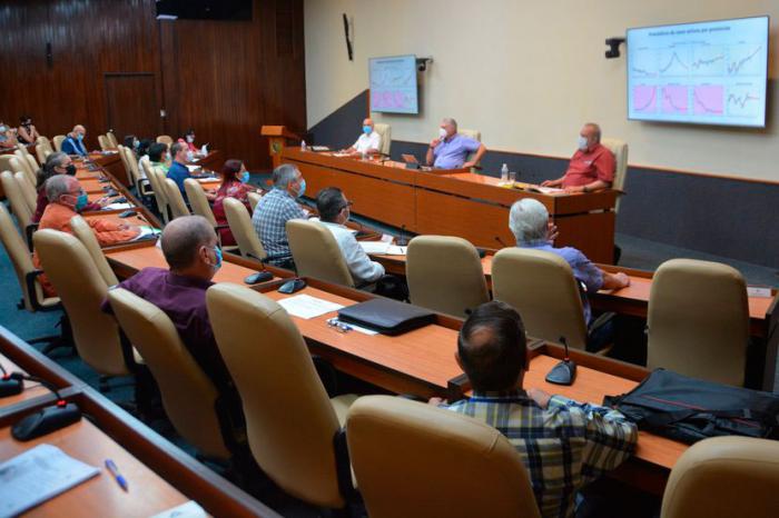  reunión de cada semana en el Palacio de la Revolución con científicos