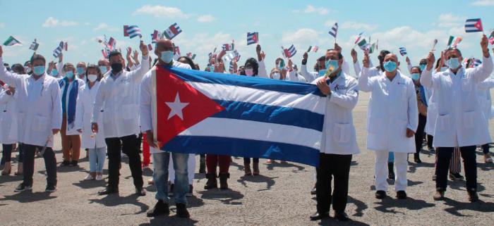 Regresaron a Cuba colaboradores que asistieron ante la COVID-19 en México