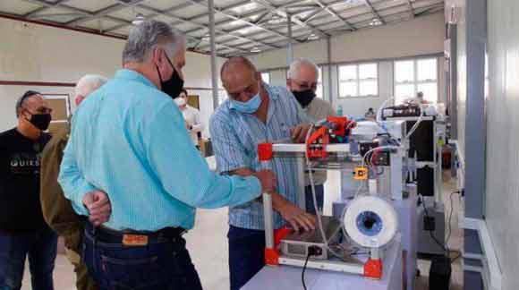 El mandatario cubano constató, en una visita al Centro de Innovación y Desarrollo del Grupo de la Electrónica (Gelect), sus potencialidades para convertirse en un espacio de apoyo al talento y la innovación para todos los actores de la economía nacional.