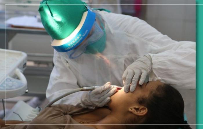 Una estomatóloga atendiendo a una paciente