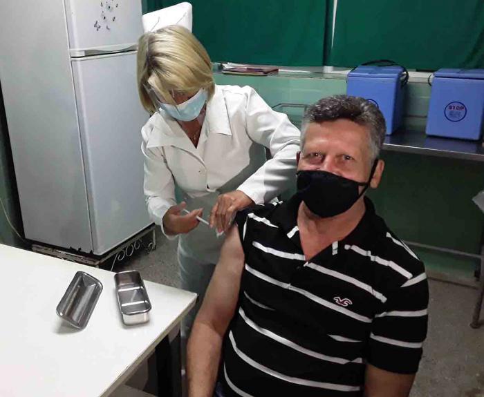 Momento en que fue vacunado el doctor Guillermo Manuel Sánchez Fernández, del puesto de mando municipal de la COVID-19.