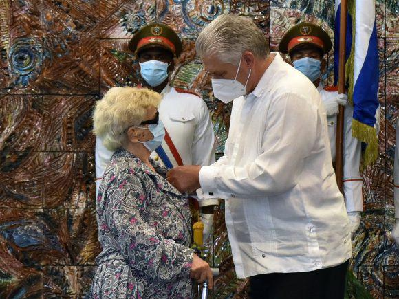 El presidente de la República Miguel Díaz Canel-Bermúdez impuso la Orden Nacional “José Martí” a la destacada intelectual cubana Graziella Pogolotti. 