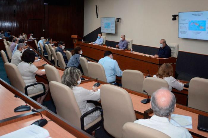 Como parte del diálogo que se ha promovido desde el Gobierno con científicos y expertos de varios sectores de la economía, el Presidente de la República y el Primer Ministro encabezaron el primer encuentro de trabajo con directivos y especialistas del Ministerio de la Industria Alimentaria.