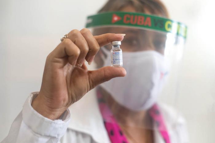 Una científica con la vacuna Soberana 02 en la mano